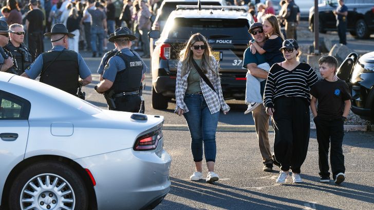 https://www.salarnews.in/public/uploads/images/newsimages/maannewsimage16102026_183016_Oregon shooting.jpg